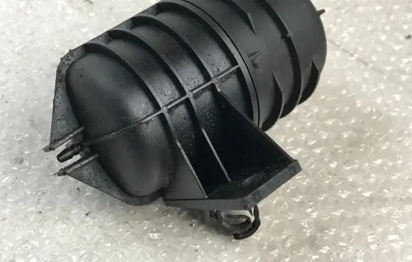 BMW 5 E39 Vacuum air tank 2247620