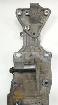 Volvo C70 Engine mounting bracket 30750940