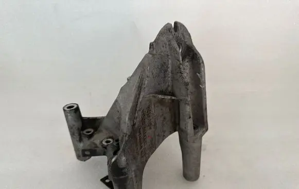 Volkswagen Touareg I Engine mounting bracket 070199308A 070971502H