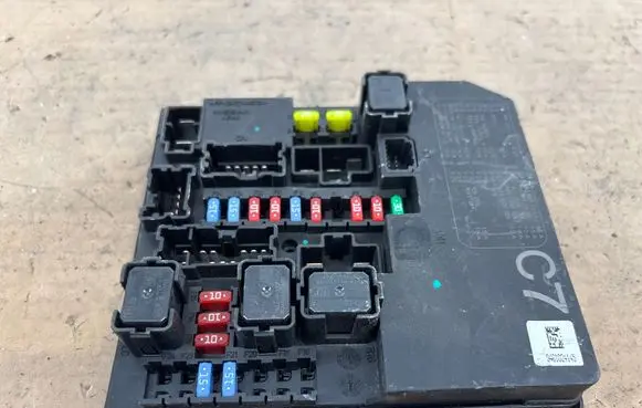 Nissan Juke I F15 Fuse module 284B71KB0B 52683MF03 961024145