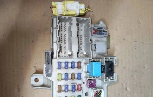 Toyota RAV 4 (XA20) Fuse box set PPT25P5