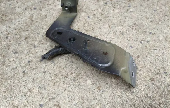 Volvo XC90 Fender mounting bracket 