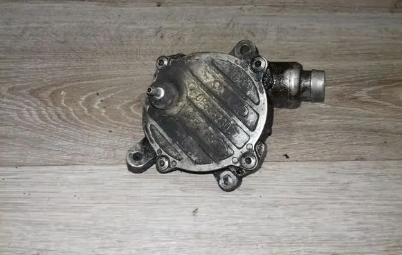 Volvo V70 Vacuum pump 08658230