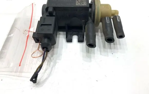 Volkswagen PASSAT CC Fuel pressure regulator 1K0906627B
