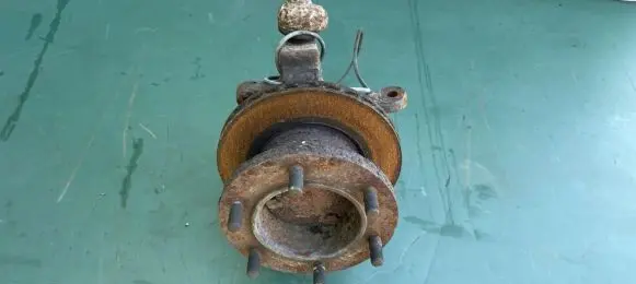 Iveco Daily 3rd gen Front wheel hub spindle knuckle 504067978 500039191