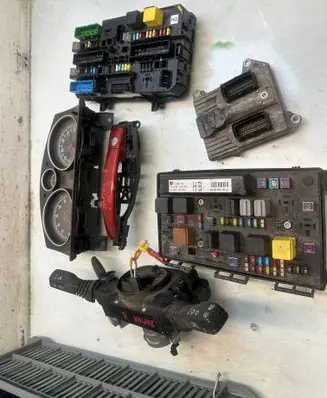 Opel Zafira B Engine control unit/module 55562444 6022405242 5WK91114