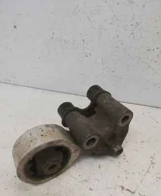 Mazda 6 Engine mount bracket