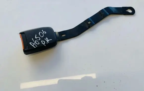 Front seatbelt buckle