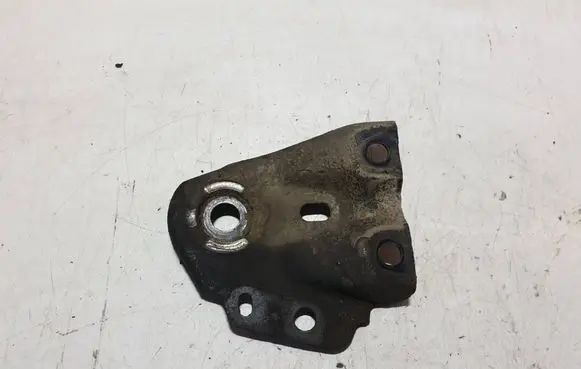 Volvo XC70 Engine mounting bracket 