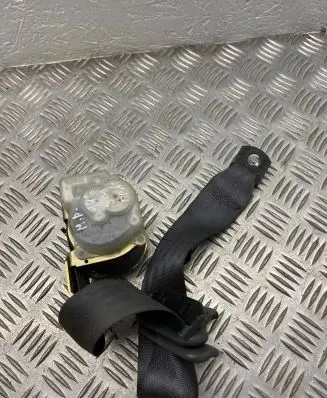 Mitsubishi Pajero Sport I Rear seatbelt e40428050