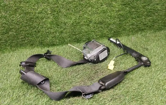 Opel Astra J Front seatbelt 13297101 13332664