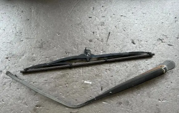 Rear wiper blade arm