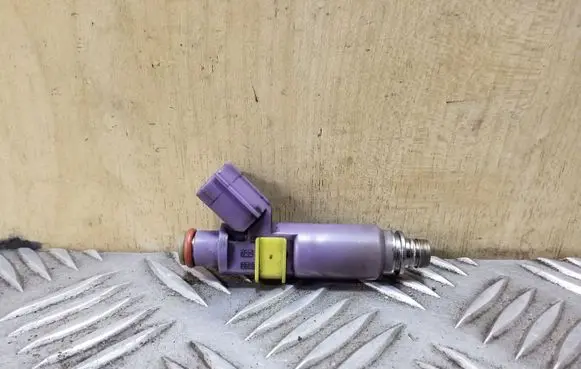 Toyota Corolla Verso AR10 Fuel injector 2325022100