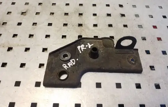 Toyota Avensis T270 Radiator mount bracket