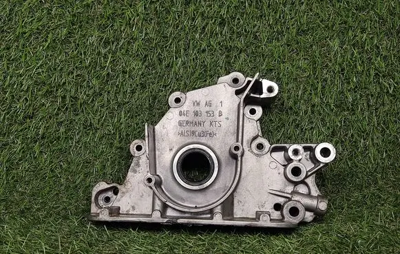 Volkswagen Jetta VI Timing chain cover 04E103153B