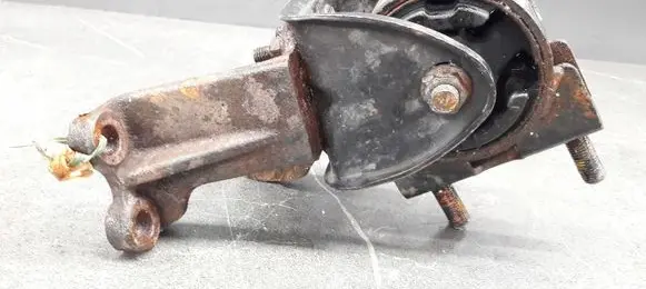 Suzuki Swift Cultus Engine mounting bracket