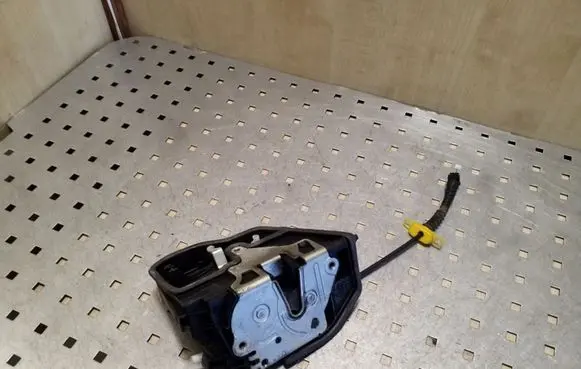 BMW X3 E83 Front door lock 7202144 A046998