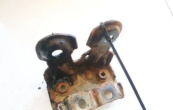 Mercedes-Benz C AMG W204 Engine mounting bracket 