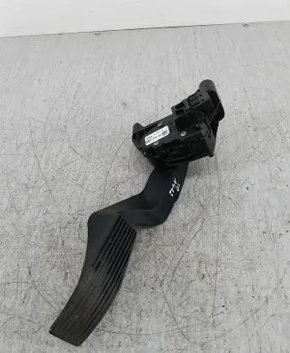 Accelerator throttle pedal