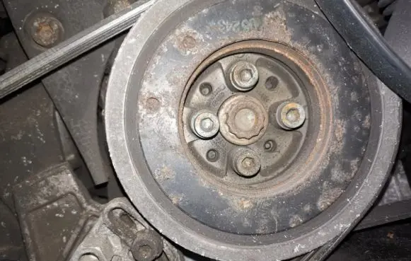 Volkswagen PASSAT B5 Crankshaft pulley 038105243
