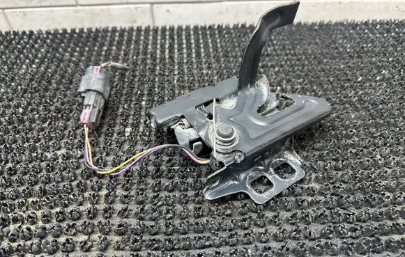 Cadillac CTS Engine bonnet/hood lock/catch 20761108 9295A12394
