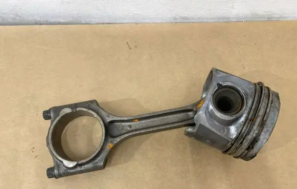 Volvo V40 Piston with connecting rod
