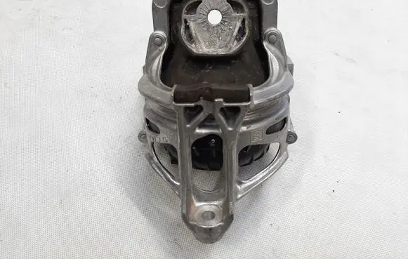 Engine mounting bracket