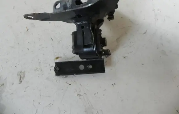 Toyota Yaris Engine mount bracket VD16629