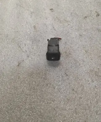 Volkswagen PASSAT B5 Fuel tank opening switch 3B0959833A