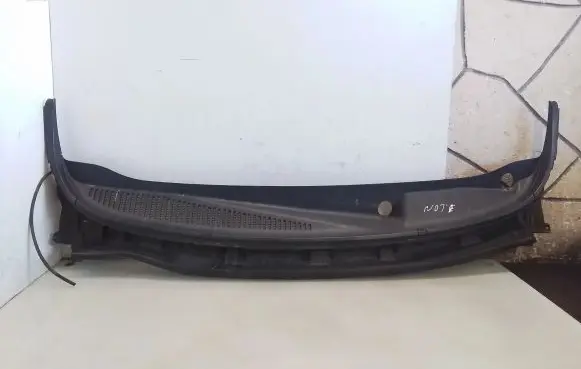 Nissan Note (E11) Wiper trim