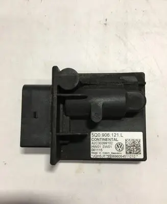 Volkswagen Golf VII Fuel pump relay 5Q0906121L