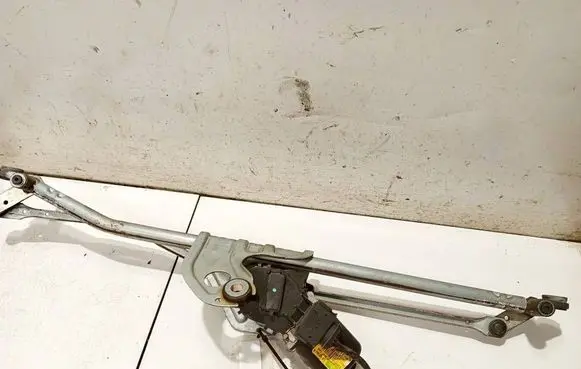 Mini One - Cooper Coupe R56 Front wiper linkage and motor