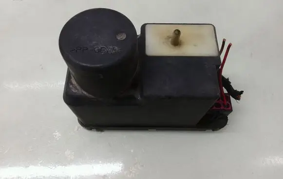Audi 100 S4 C4 Central locking vacuum pump 4A0862257C