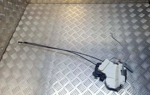 Peugeot iOn Front door lock