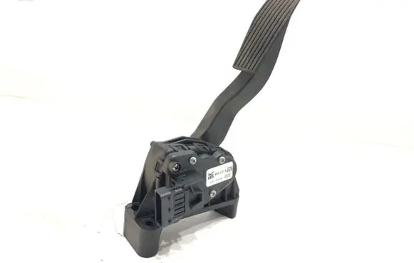 Accelerator throttle pedal