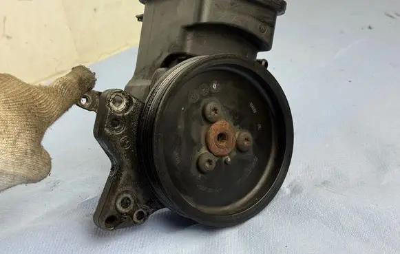BMW 5 E60 E61 Power steering pump 7787106 32417787106 7693974101