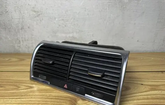 Audi Q7 4L Dash center air vent grill 4L0820951