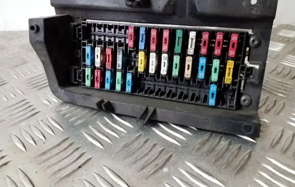 Opel Vivaro Fuse module