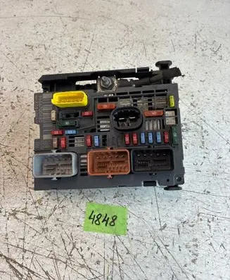 Peugeot 308 Fuse module 9666700480