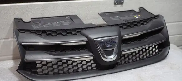 Dacia Sandero Front bumper upper radiator grill 623103971R