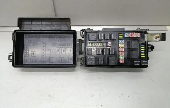 Dodge Magnum Fuse module P05087269AM