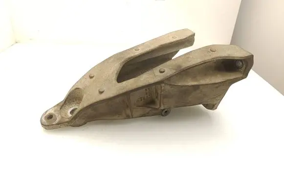 Engine mounting bracket