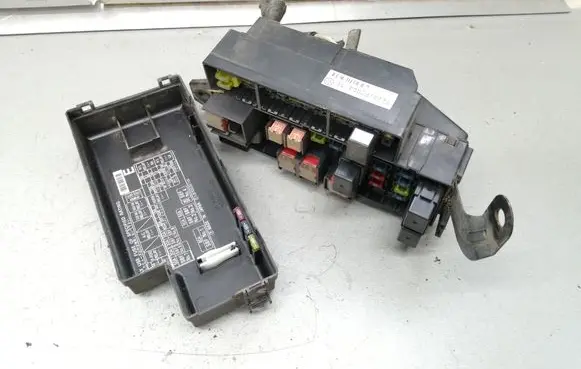 Subaru Forester SF Fuse module 82231FC002