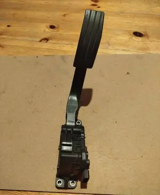 Accelerator throttle pedal