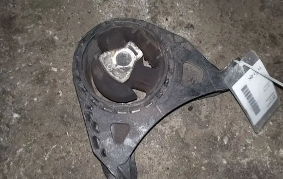 Opel Insignia A Engine mount bracket 13227769