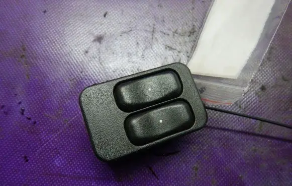 Opel Astra G Quarter vent window switch 90561086