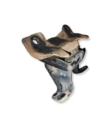 Isuzu D-Max Engine mounting bracket 