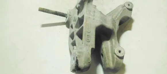 Honda CR-V Engine mounting bracket 061114