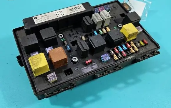 Opel Zafira B Fuse box set 13206754 IMPRK1565807