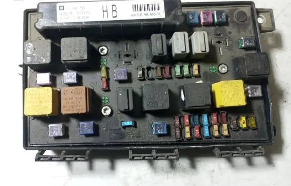 Opel Zafira B Fuse module 13206754